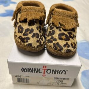 Minnetonka Leopard Riley Taupe infant sz 2 moccasin booties